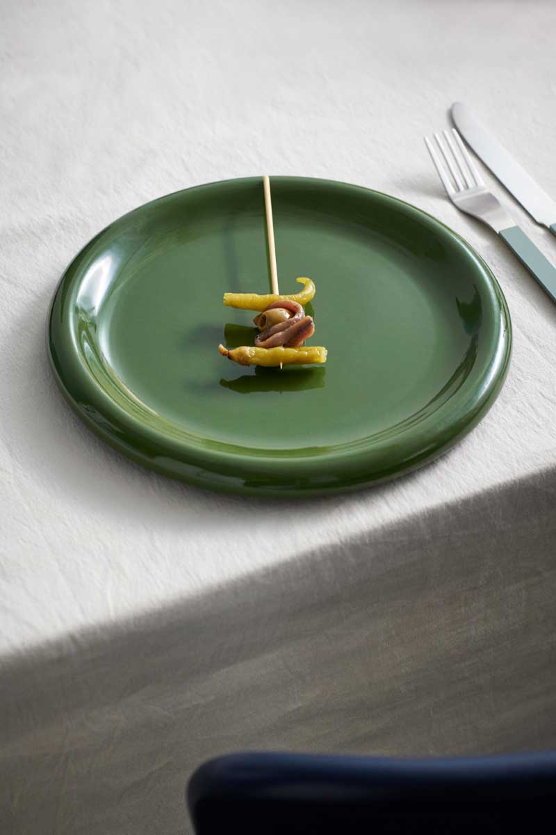 Barro-Plate-18-set-of-2-green_MVS-Cutlery-set-of-4-green-01.jpg