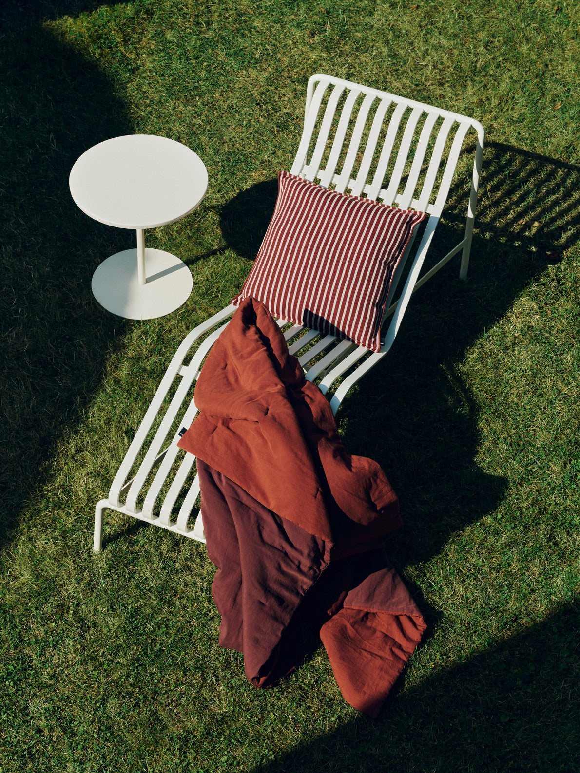 Palissade Chaise Longue cream white_Terrazza Cushion terracotta bold stripe_Air Quilt iron red.jpg