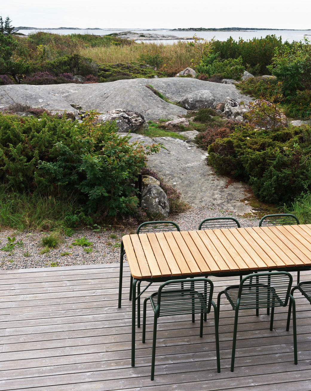 2023_Vig_Chair_Steel_Dark_Green_Vig_Table_90x200cm_Robinia_Dark_Green_01.jpg