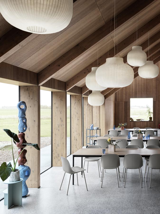 19801-en-fiber-side-chair-grey-base-table-oak-veneer-black-250x90-strand-ridge-h16-5-raise-dark-blue-halves-flow-muuto-org.jpg