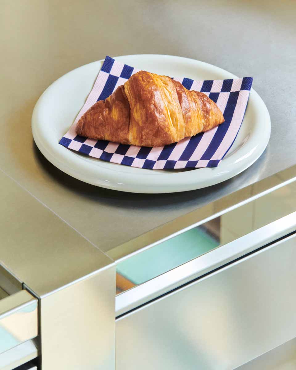 Barro-Plate-dia18-set-of-2-off-white_Pattern-Napkins-Lunch-light-pink-and-dark-blue-pillar-stripe.jpg