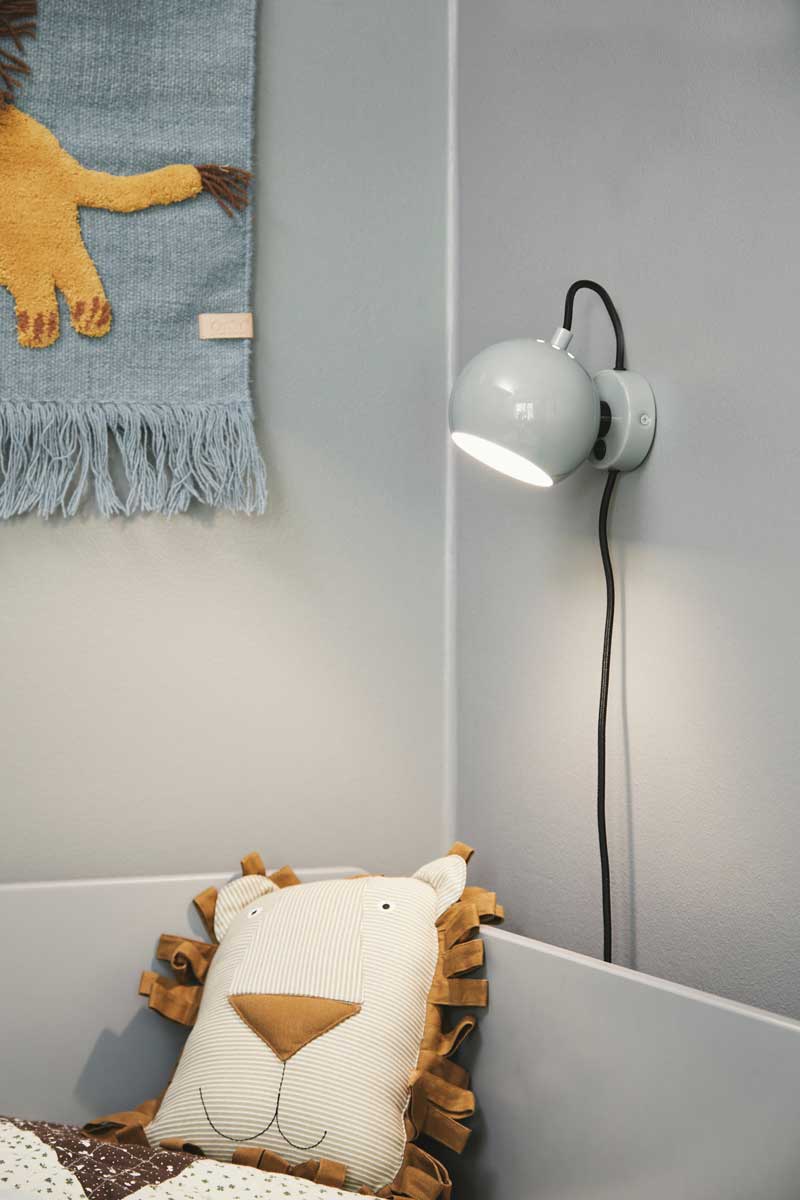 123398_Frandsen-Ball-Wall-Lamp-ø12-Glossy-Mint_3.jpg