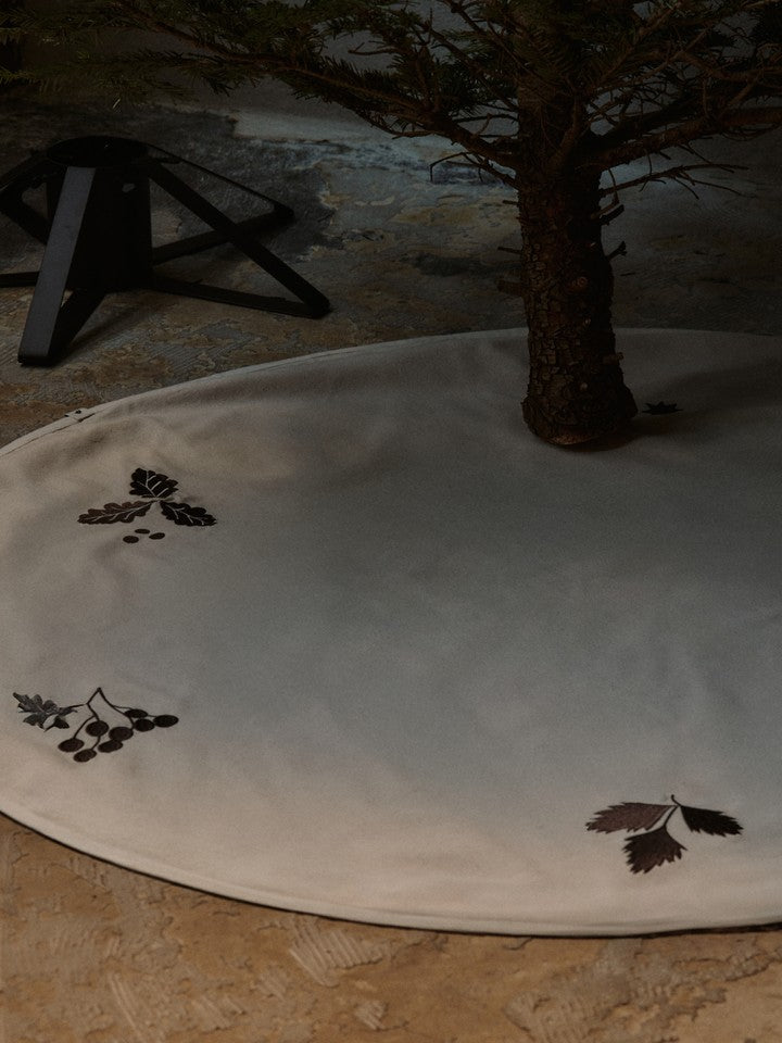 FermLiving_Holiday2025_OakChristmasTreeBlanket_Round_Natural_1104271876_3.jpg