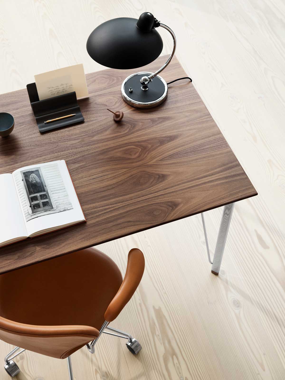 FH_FH3605_3605DD_Lacquered-walnut_KAISER-idell_6631-T_Matt-black_Series-7_3217_5.jpg