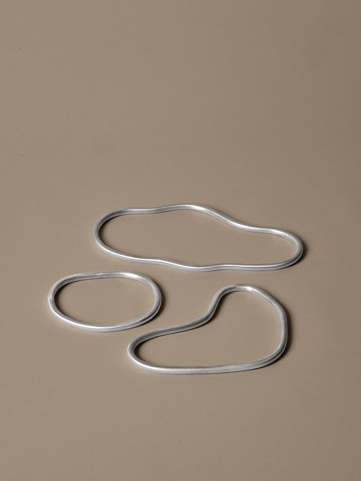 FermLiving_SS26_PackshotsWithBackground_PondTrivetsSetOf3_Aluminium_1104272892.jpg