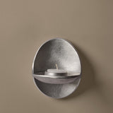 FermLiving_AW25_PackshotsWithBackground_AgapéWallTealightHolder_Aluminium_1104271776.jpg