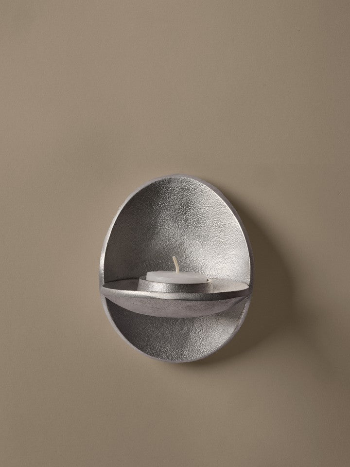 FermLiving_AW25_PackshotsWithBackground_AgapéWallTealightHolder_Aluminium_1104271776.jpg