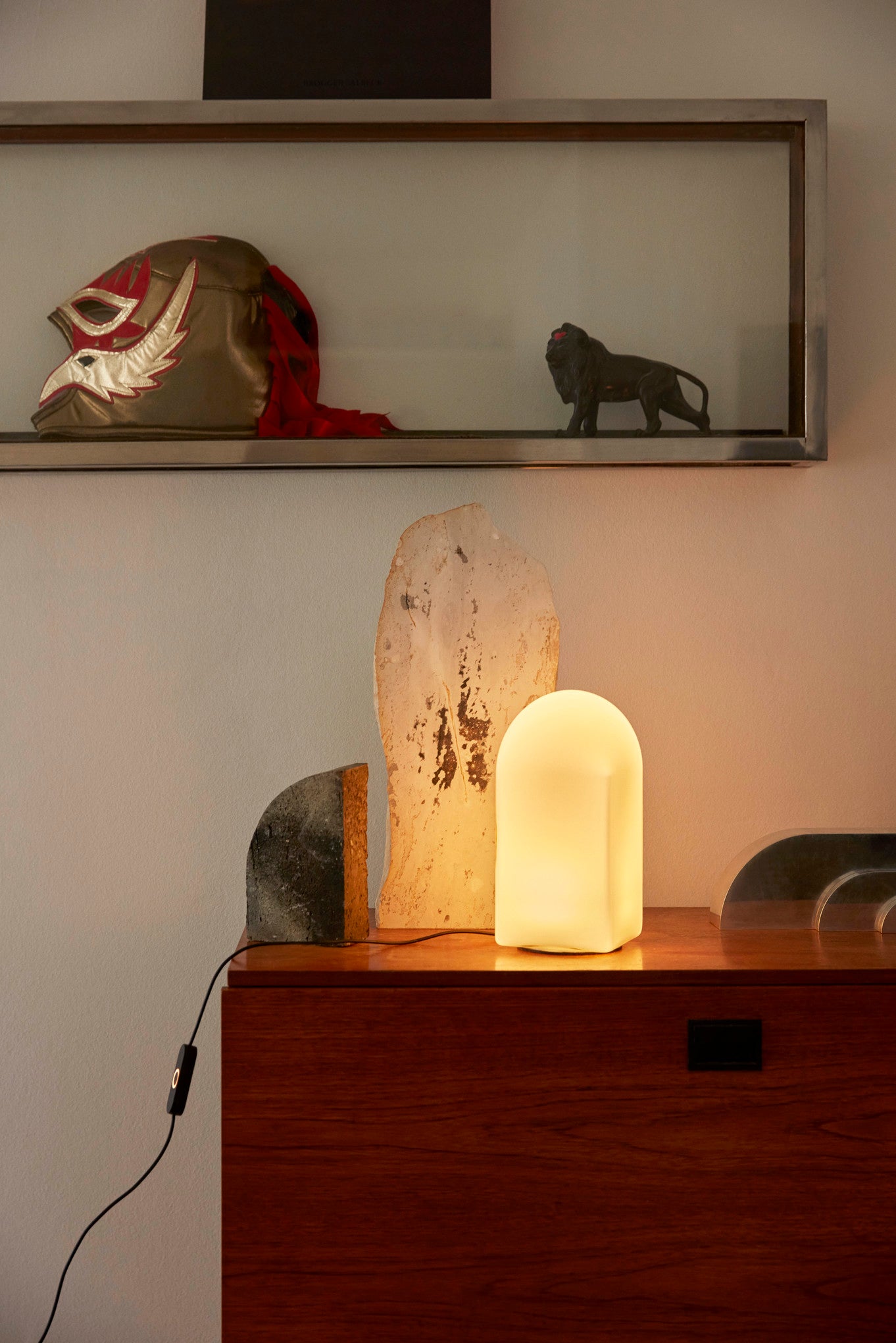 Parade Table Lamp 240 shell white.jpg