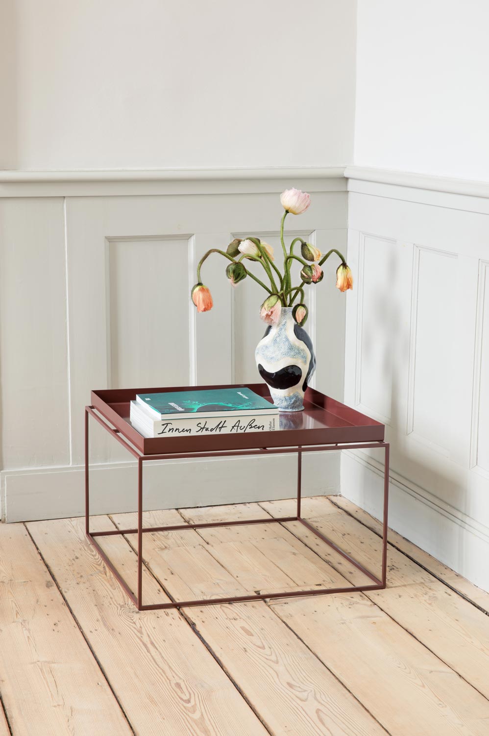 Tray-Table-chocolate-high-gloss_Jessica-Hans-Vase-glossy-cow.jpg