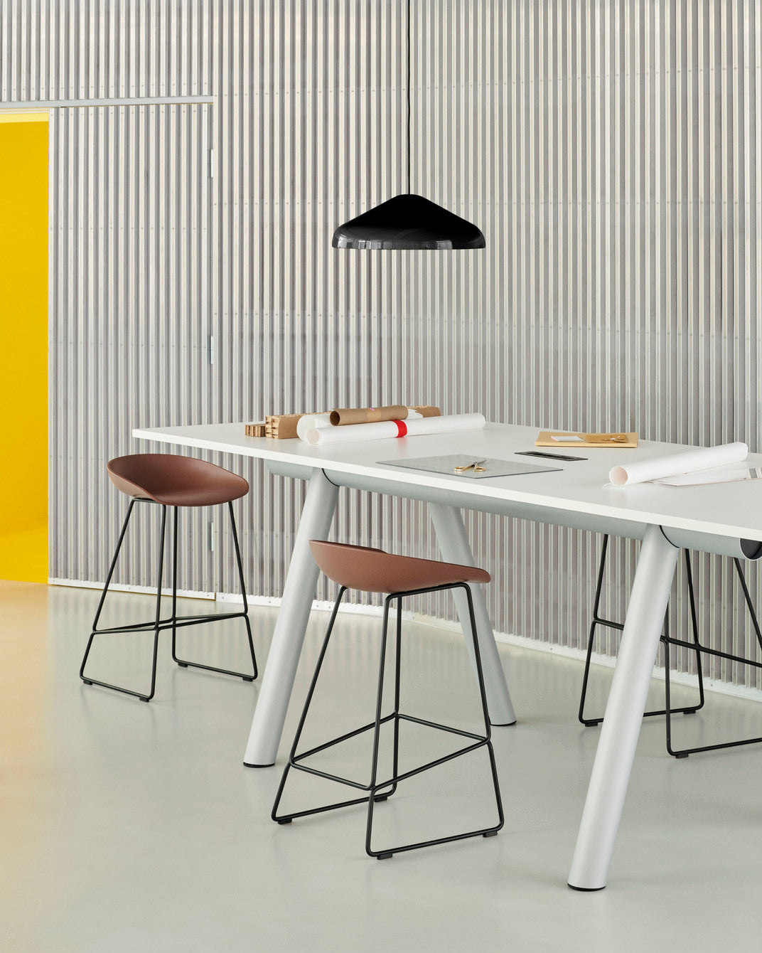 AAS 38 H65 soft brick 2.0 shell black powder coated base_Boa High Table white laminate metallic grey powder coated frame pa frame.jpg
