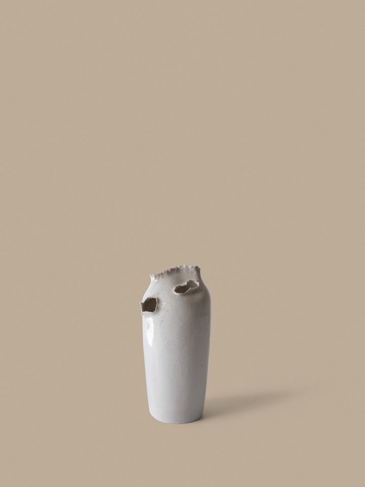 FermLiving_AW26_PackshotsWithBackground_TereoTallVase_Off-whiteSpeckle_1104274193.jpg