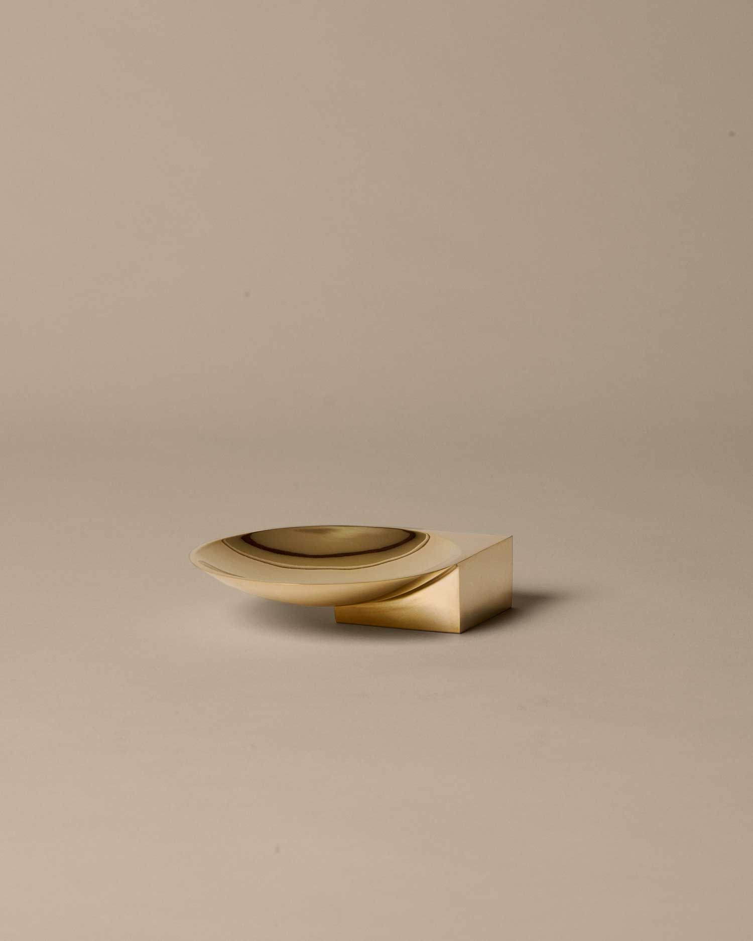 FermLiving_SS25_PackshotsWithBackground_SantanyBowl_Brass_Ø14_Brass_1104270697.jpg