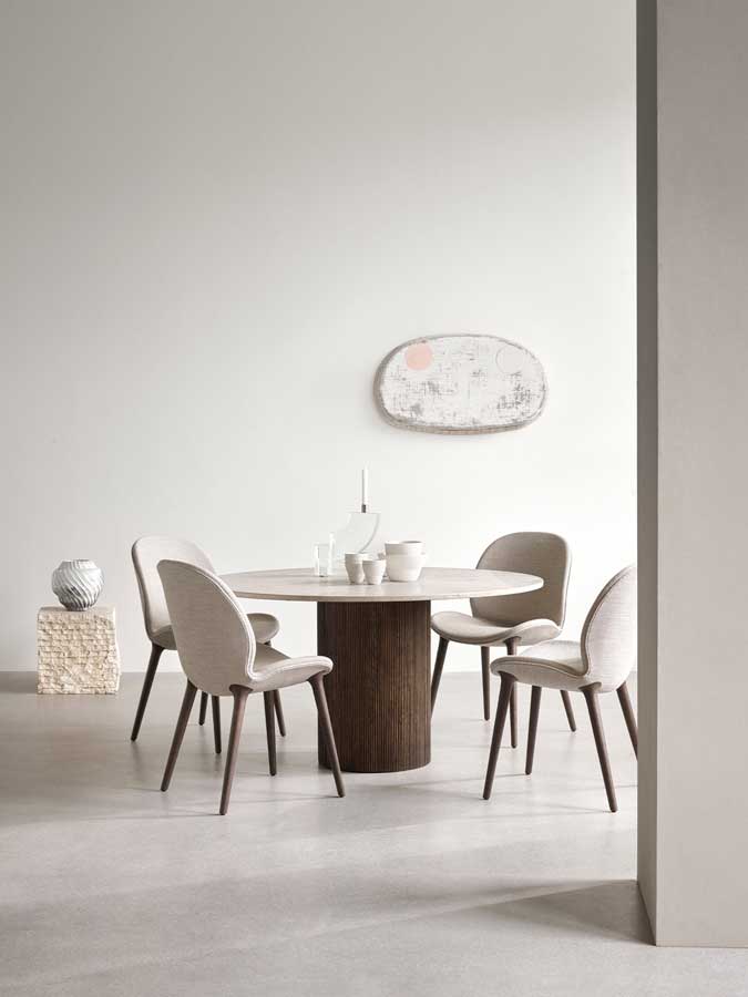 vipp462-cabin-round-table-dark-oak-lodge-chair-barnum-01-high_1.jpg