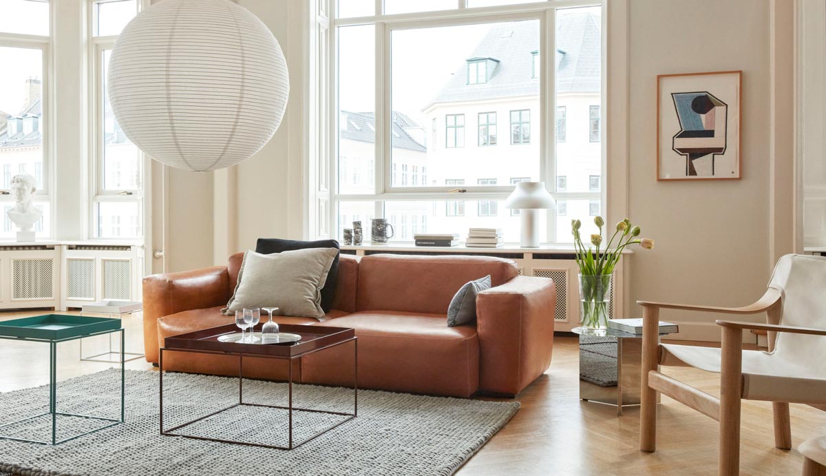 Mags-Soft-Low-2,5-Seater-Combination-1_Sense-cognac-light-grey-stitching_Tray-Table-Coffee-Chocolate-High-Gloss.jpg