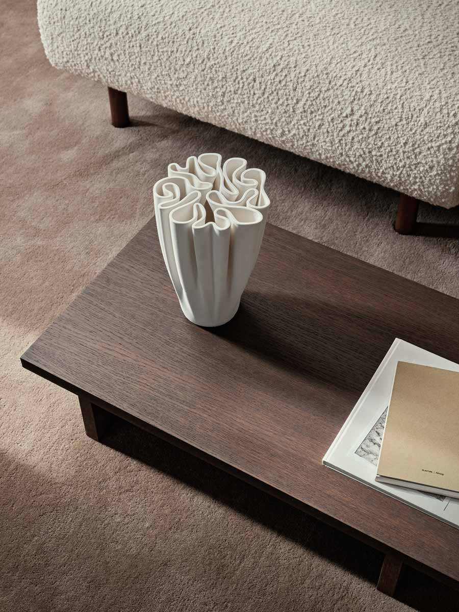 fermLIVING_SS24_KonaDisplayTable_Dark-Stained_1104268684_DedaliVase_Off-white_1104269012_1.jpg