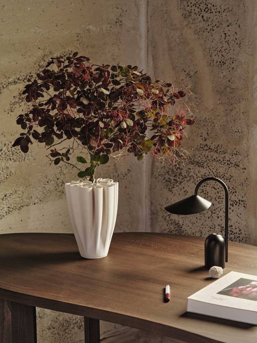 fermLIVING_AW24_DedaliVase_1104270012_ArumPortableLamp_Black_1104269284.jpg