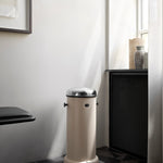 vipp16-pedal-bin-beige-02.jpg