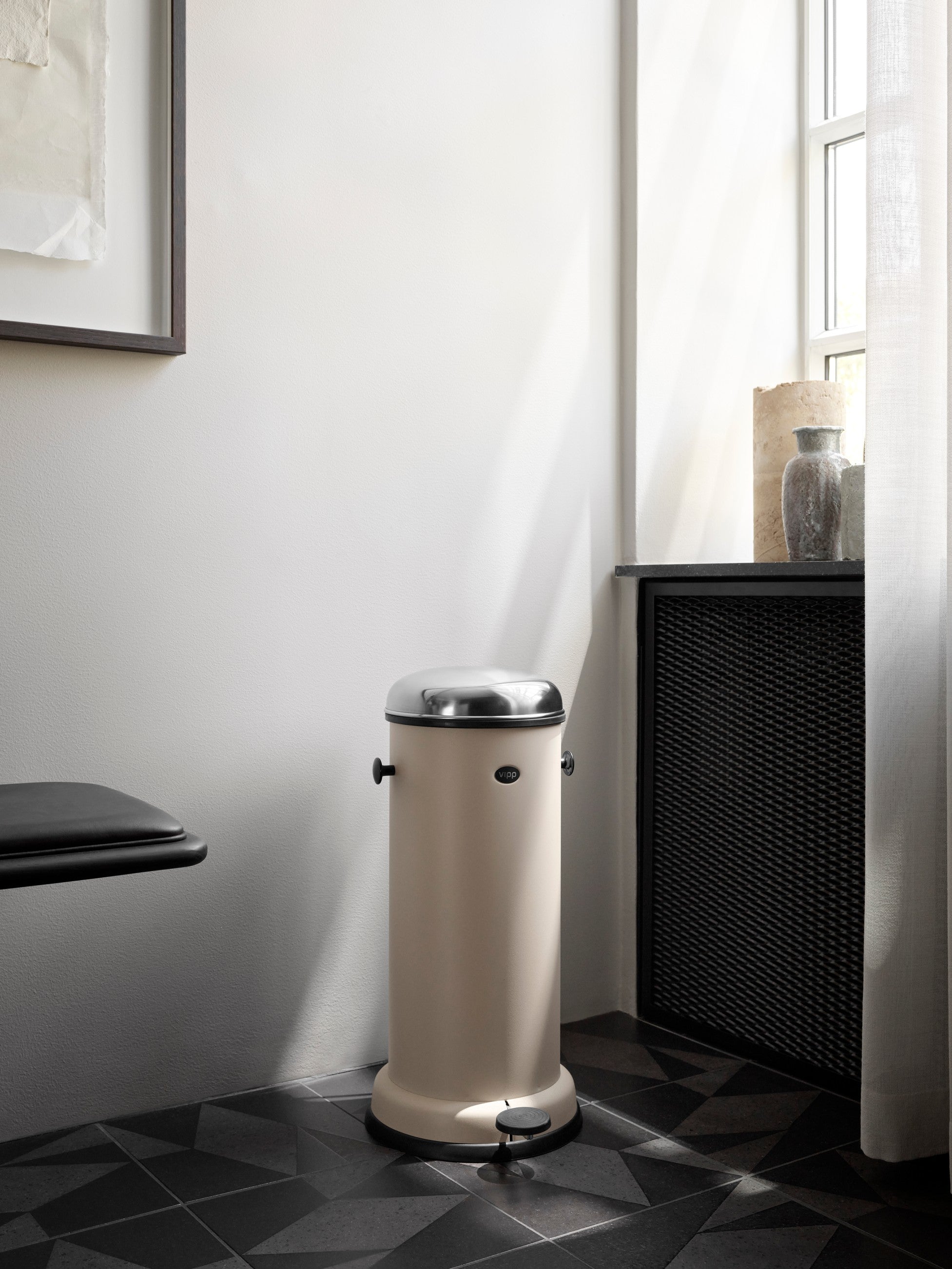 vipp16-pedal-bin-beige-02.jpg