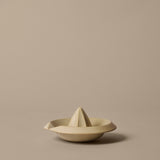 FermLiving_SS26_PackshotsWithBackground_ErenaCitrusJuicer_Cream_1104272481.jpg