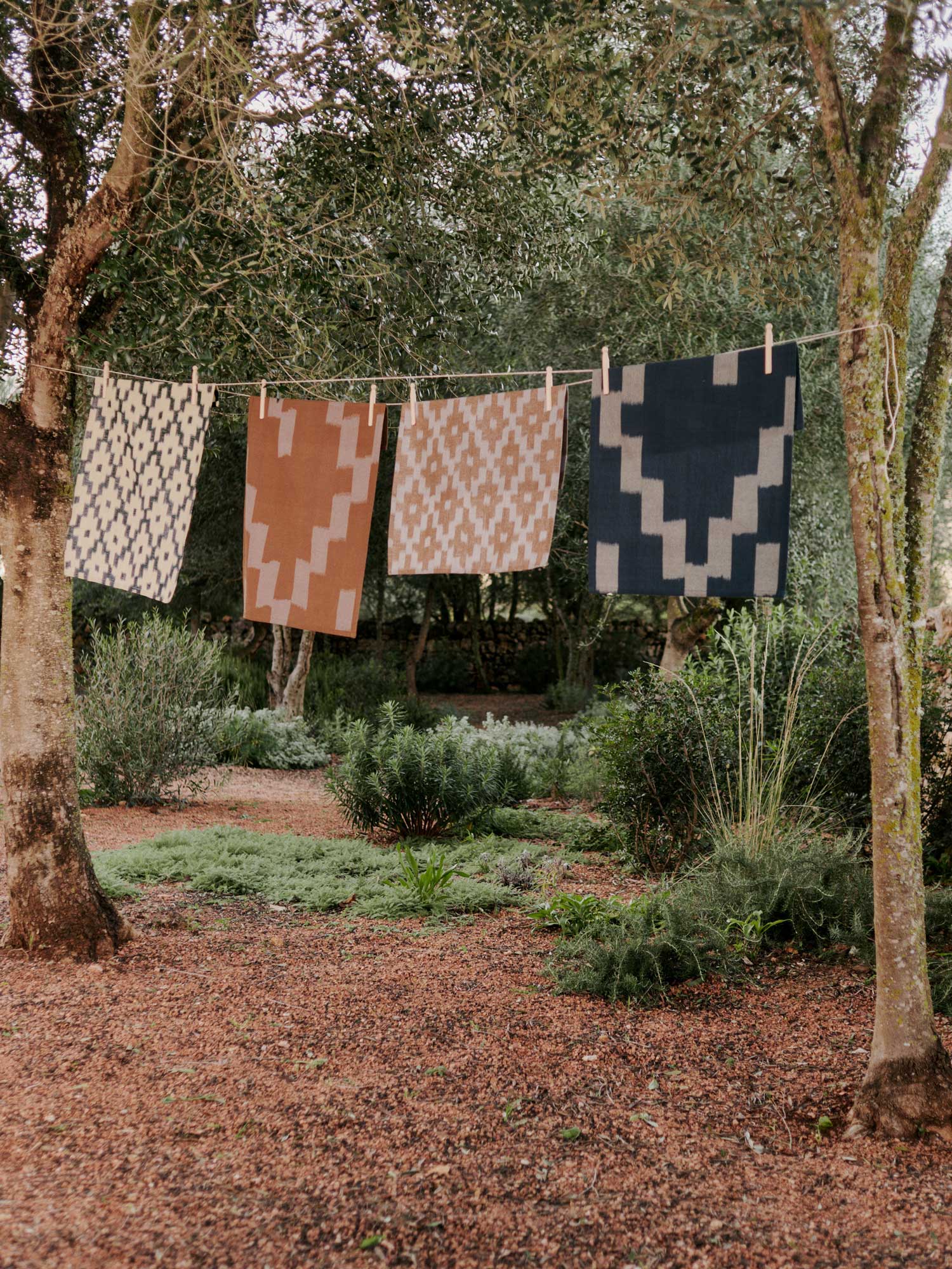 FermLiving_SS25_IkatTeaTowel_InkBlueParchment_1104270942_IkatTeaTowel_MistBlueTerracotta_1104270945_IkatTeaTowel_TerracottaMistBlue_1104270943_IkatTeaTowel_InkBlueOff-white_1104270944.jpg