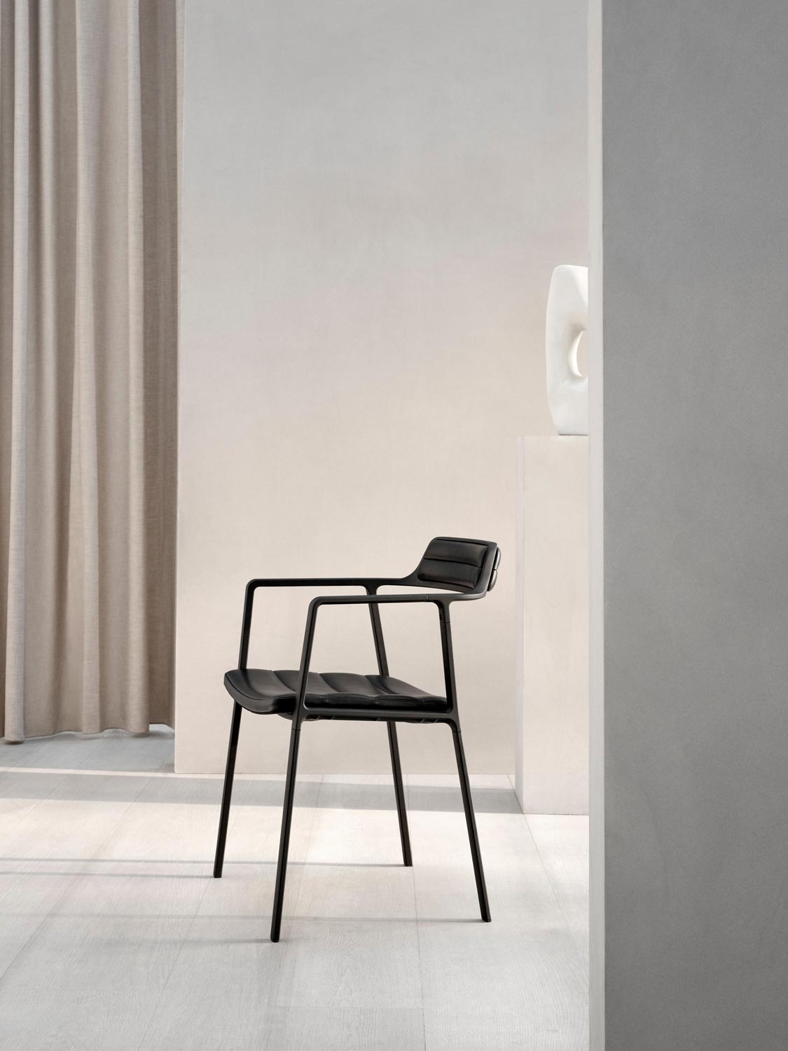 Vipp451-Chair-black-leather-concept01-high.jpg
