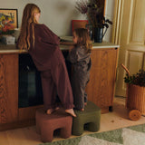 FermLiving_AW25_PodoStool_RedBrown_1104268964_Khaki_1104268965_TukkiTrolley_Natural_1104272297_TiltRug_140x200_ElmGreen_1104272087.jpg