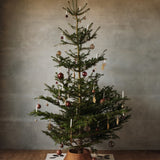 FermLiving_Holiday2025_OakLeafBrassOrnaments_1104271778_HollyLeafBrassOrnaments_1104271777_OakLeafChristmasTreeHolders_1104271781_1104271783_1104271818_1104271877_1104271814 (3).jpg