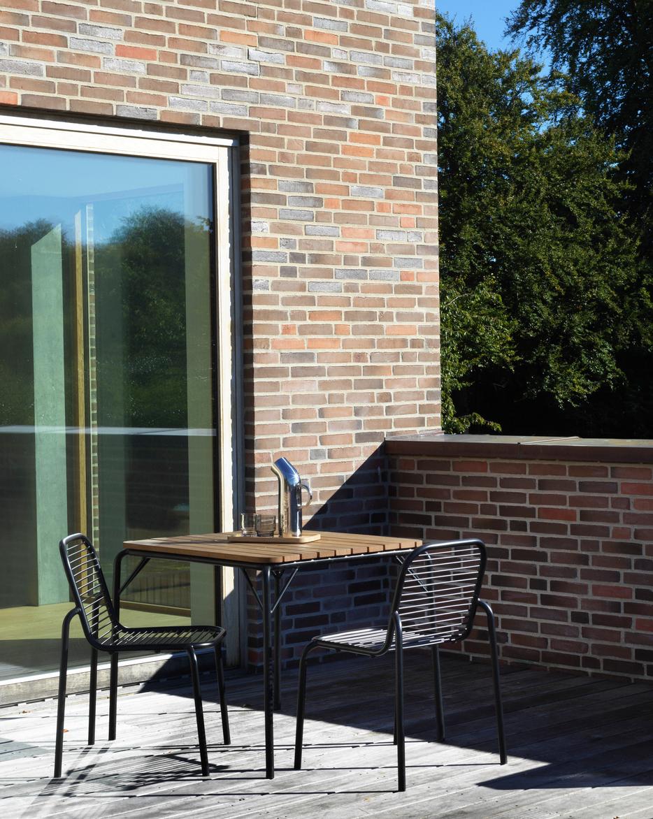 2024_Vig_Chairs_Black_Vig_Table_90x80cm_Robinia_Black_Pipe_Pitcher.jpg