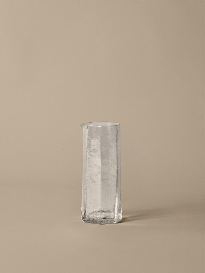 FermLiving_SS26_PackshotsWithBackground_KiruCarafe_Clear_1104272988.jpg