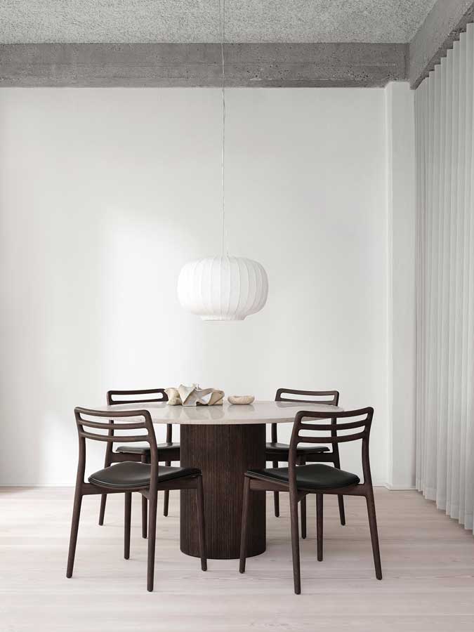 vipp494-481-cabin-round-table-chair-darkozak-01_2.jpg