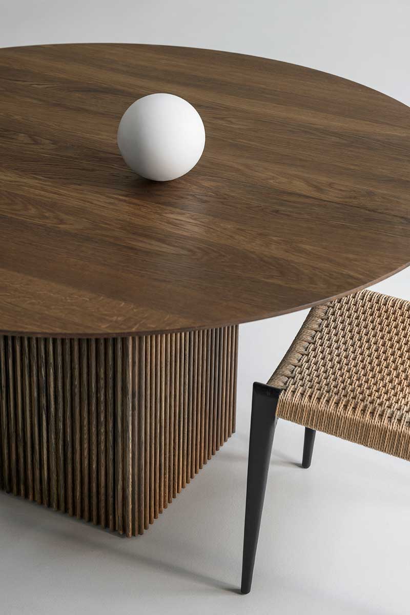 TEN-TABLE-ROUND_Ø150cm_smoked-oak_with-PIA_II11_LOW.jpg
