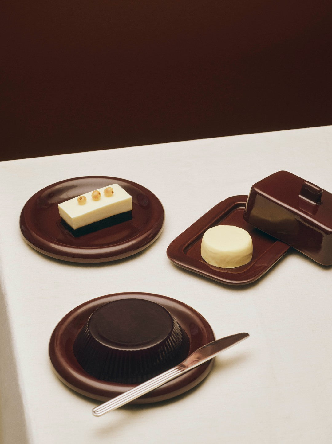 Barro Plate 18 burgundy_Barro Butter Dish burgundy_Sunday Knife 01.jpg