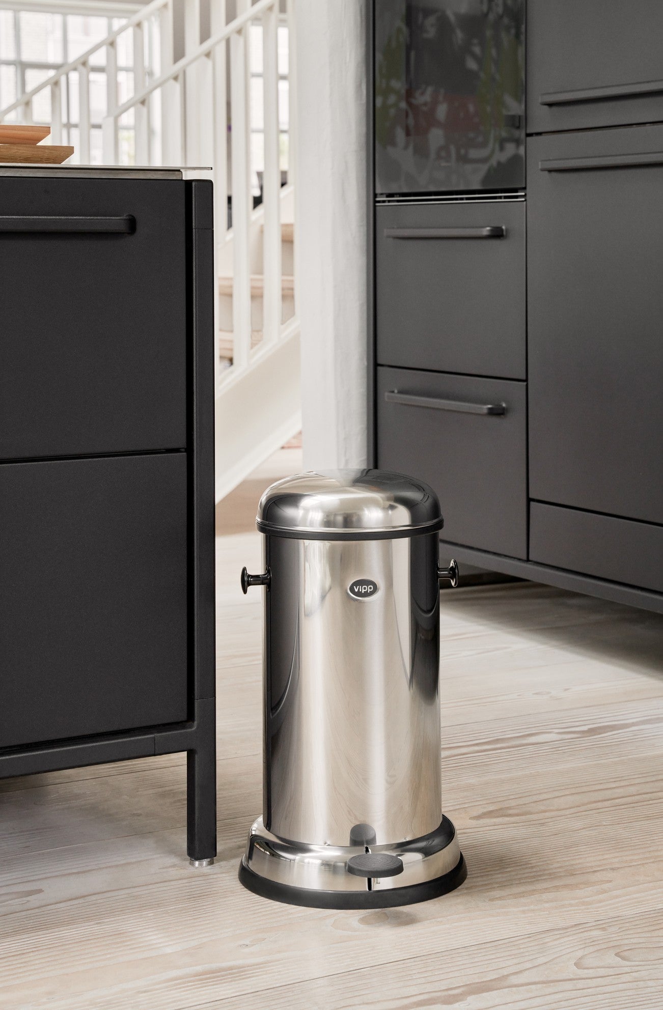vipp-15-pedal-bin-stainless-steel-01 1.jpg