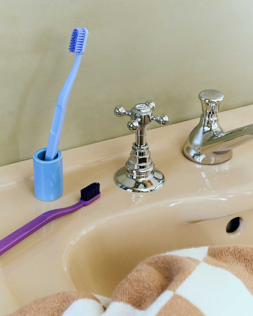 Tann-Toothbrush-purple_Tann-Toothbrush-blue_Toothbrush-Holder-blue_Check-Bath-Towel-cappuccino.jpg