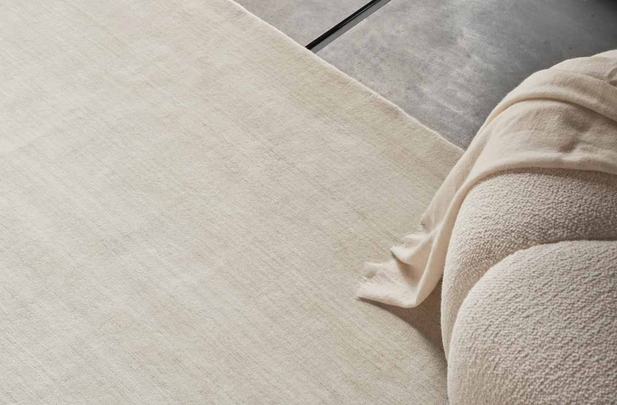 vipp-145-146-wool-rug-bamboo-lightgrey-detail-02.jpg