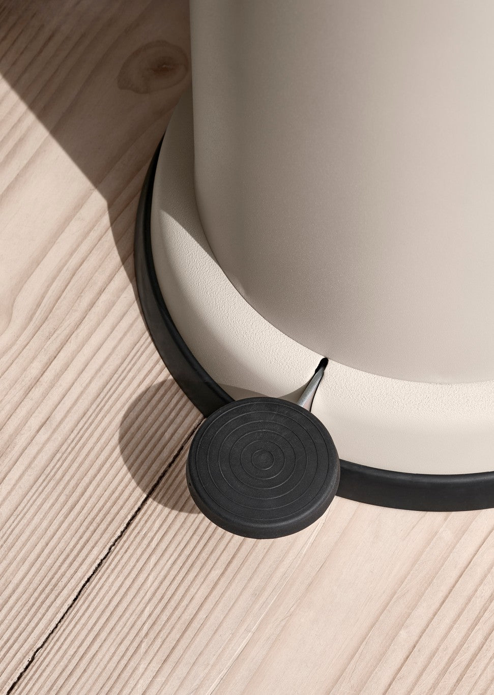 vipp16 pedal bin beige detail 01.jpg