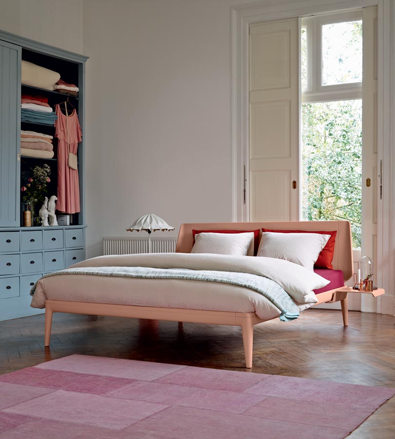 Auping-Essential-i-Blush-med-hovedgærde-i-træ_1-Fra-21995-DKK,-28995-SEK-&amp;-NOK.jpg