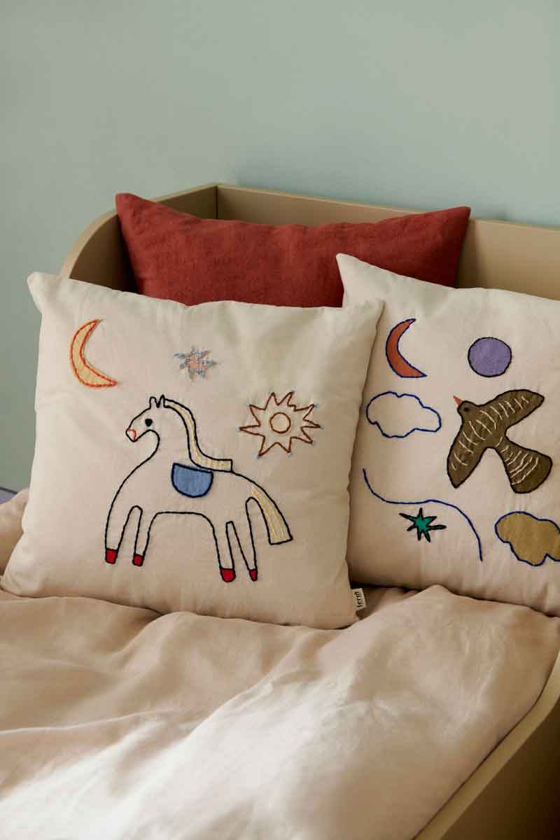fermLIVING_SS23_NaiveCushion_1104267664_1104267665_image_01.jpg