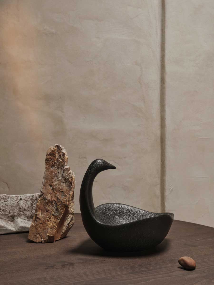fermLIVING_AW24_SwanCentrepiece_Black_1104270029_3.jpg