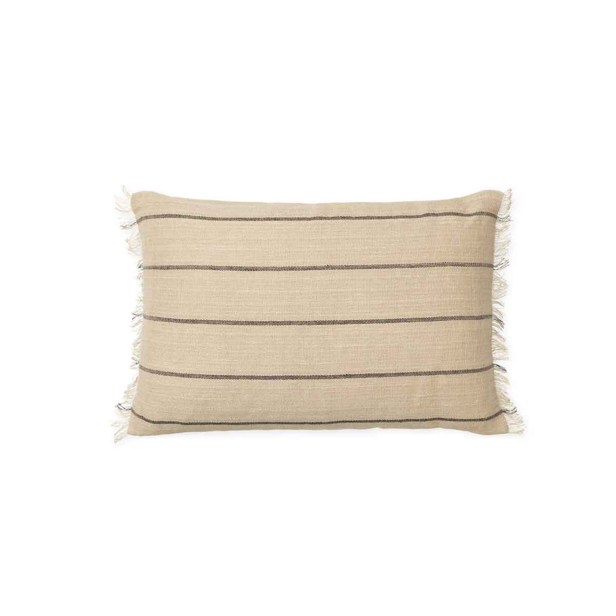 fermLIVING_AW23_1104267925_CalmCushionRectangular_CamelBlack_01.jpg