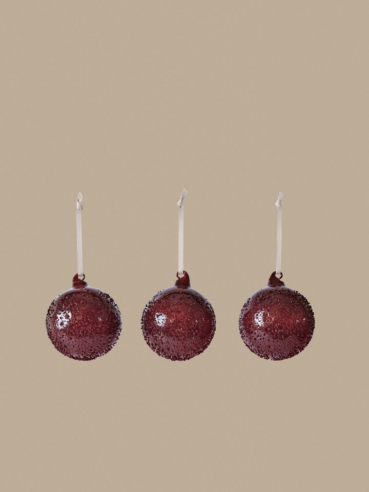 FermLiving_Holiday2026_PackshotsWithBackground_FlurryGlassBaubles-M_SetOf3_PicanteRed_1104274009.jpg