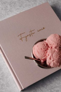 Bók FYRSTA ÁRIÐ bleik